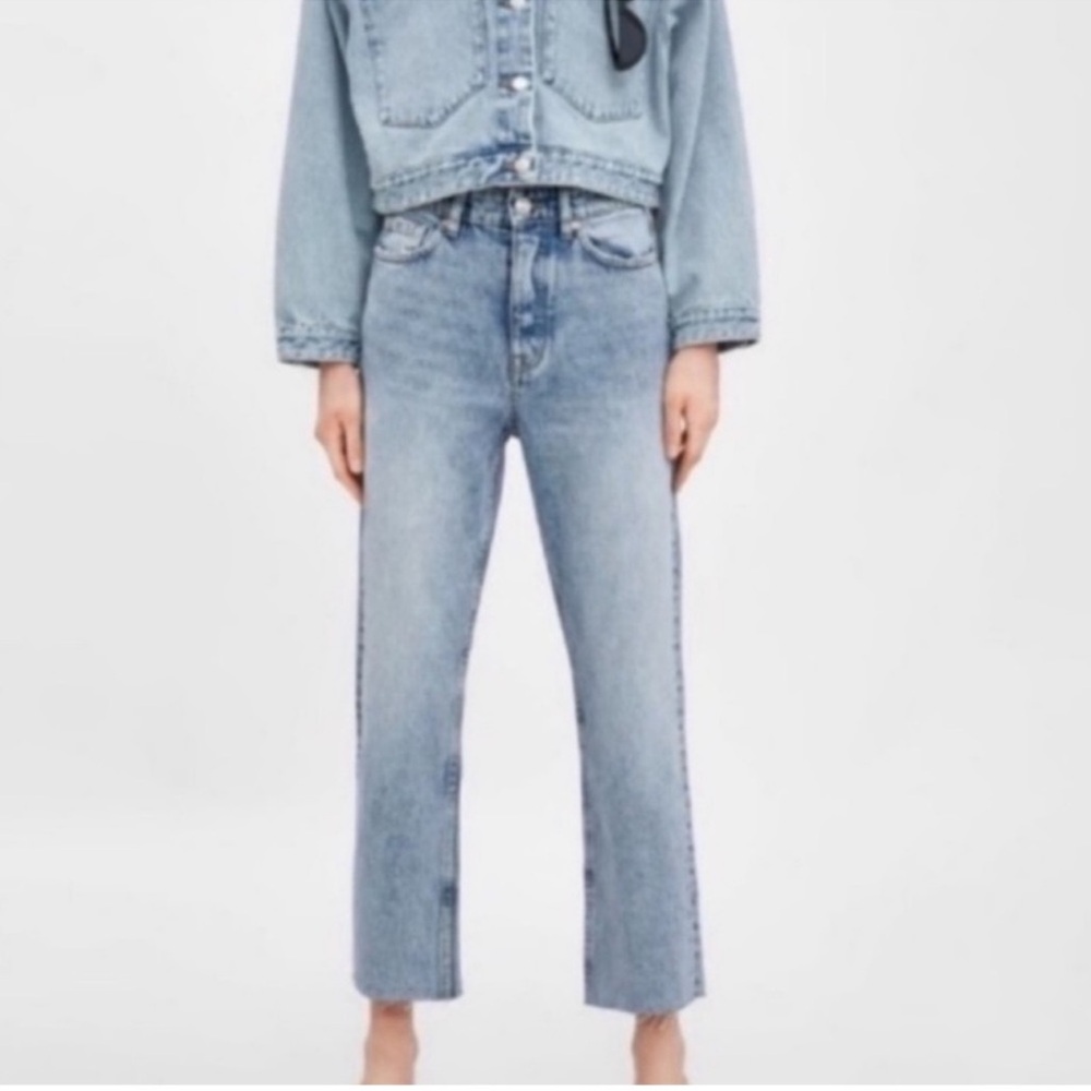 Zara NWT trending straight leg raw hem highrise light wash button fly jean size0